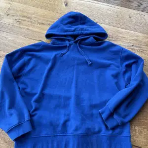 en fin blå hoodie från zara som inte används längre 