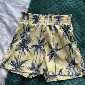 Shorts  - Superfina shorts i palmer. I skönt material. Använd några gånger men är i väldigt bra skick. Tåliga 