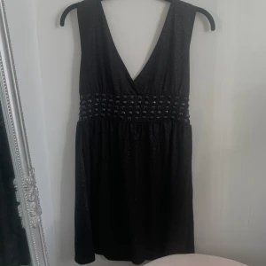 Klänning - Svart glittrig klänning med nitar storlek M🖤