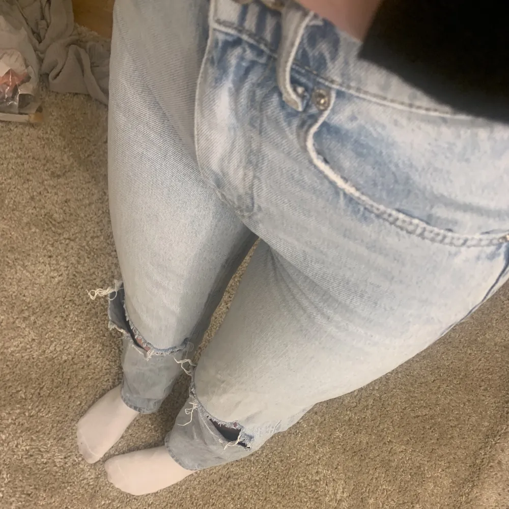 Säljer Gina tricot jeans med hål i, de är i storlek 32 men konstigt nog passar mig som har 36 bara att de är lite tajta runt midjan så skulle nog säga att de passar bäst till någon med 32/34. Inte slitna eller urtvättade eller skadade på något sätt.☺️. Jeans & Byxor.