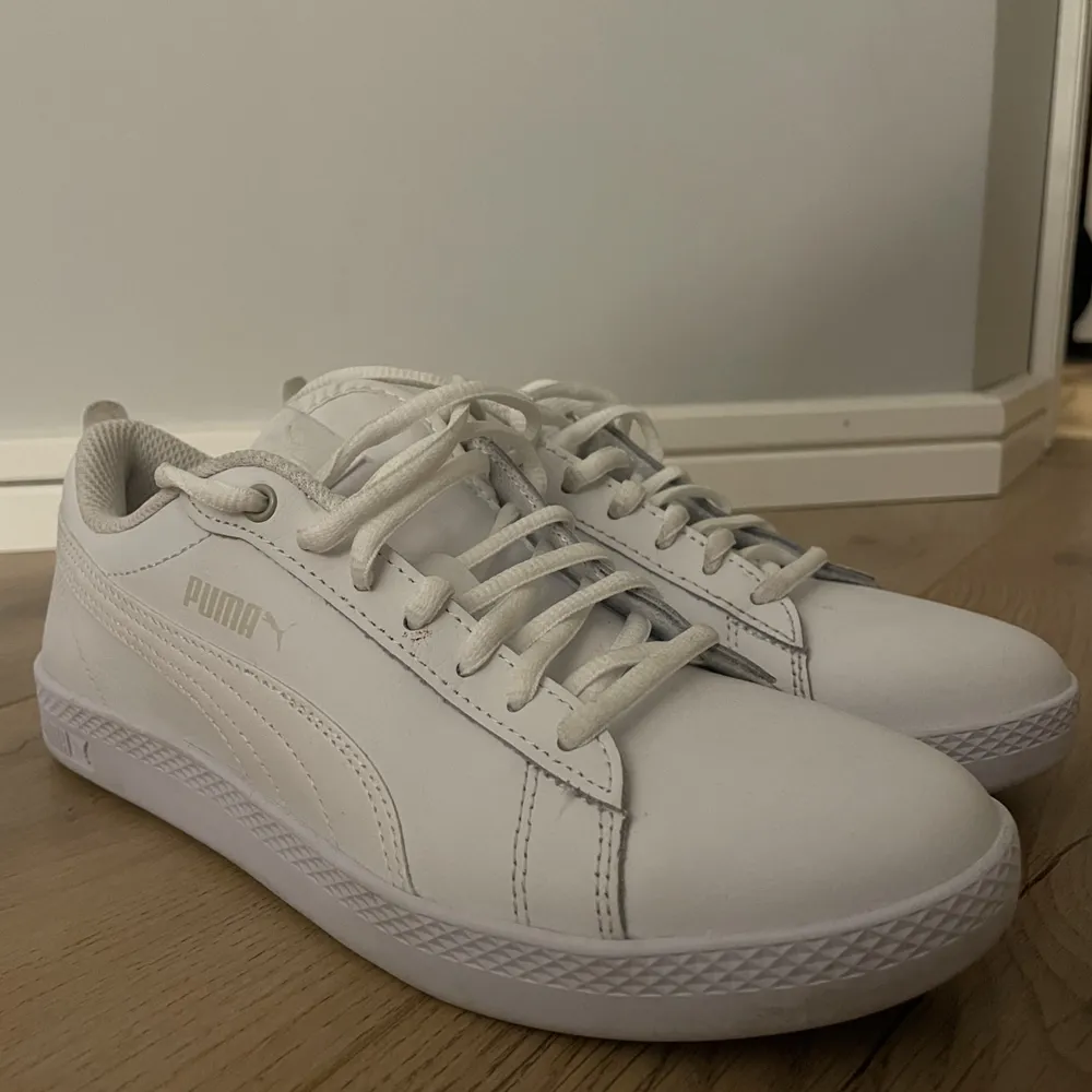 Bekväma vita sneakers från puma. Strl 36, endast använda en gång! . Skor.