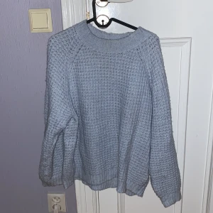 Stickad tröja - Mysig babyblå stickad tröja! Finare i verkligheten då blixten inte gör den rättvis. Fint skick, använt några gånger. Från lager 157