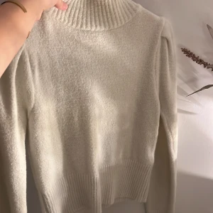 Tröja -  VIt stickad tröja