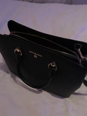 Michael Kors väska - Äkta Michael kors väska. Kvitto finns. Köpt för ca 6 månader sedan. Inte använd en enda gång. Köpte för 1 600kr på rean, säljer för 1 300kr då den är helt oanvänd. Kan hämtas upp i Spånga eller mötas runt om i Stockholm. 