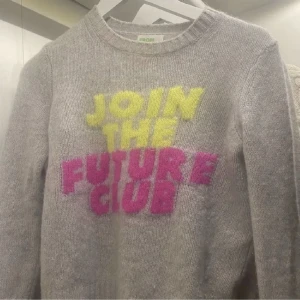 From future tröja  - Säljer denna fina from future tröjan🥰Lånad bild, men bara att skriva till mig så skickar jag fler bilder 