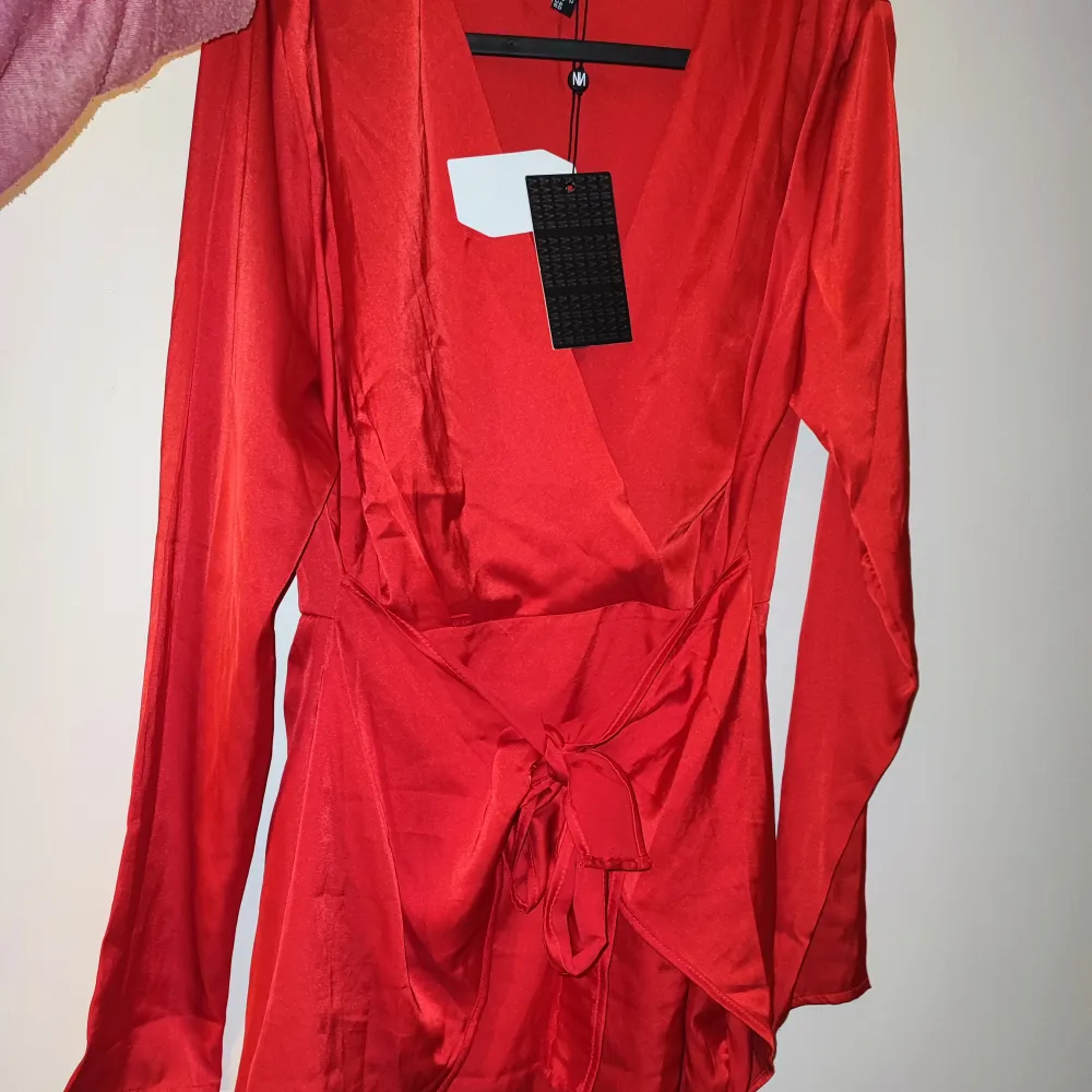 Silke material.  Vacker röd klänning . Klänningar.
