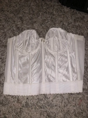 Vit korsett topp ✨ - Fin korett topp i fint skick. Strl 34 B samt S 👌