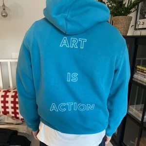 Fin hoodie! - Rätt så bra skick! Något sliten. Säljer pga får ingen användning för den. Pris kan diskuteras 