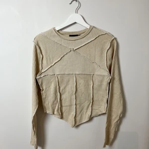 Topp med konstrastsöm  - Topp med Kontrastsöm 