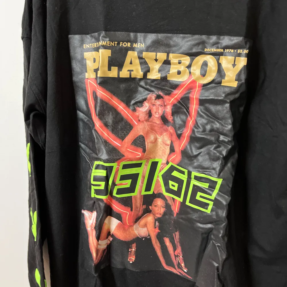 Playboy tröja tillsammans med Missguided. Knappt använd. Storlek 44 men oversized. Lång och kan användas som klänning om du är typ under 170 cm skulle jag gissa. Toppar.