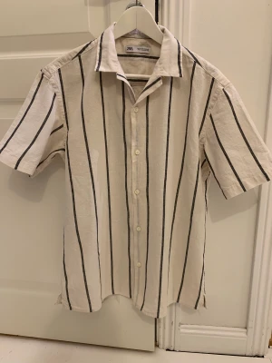 Skjorta - Aldrig använd. Kortärmad skjorta från Zara. Storlek M. Aldrig använd, passade inte riktigt mig. Nypris: runt 650 kr. Mitt pris 400 kr