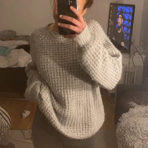 Grå stickad tröja - Säljer denna fina tröja från Lager 157. Knappt använd och bra skick💕