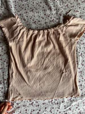 Ribbad tshirt från Gina tricot, ser väldigt grå ut på bild men är gammaldags ros i verkligheten. Stl L men skulle säga att den passar de flesta 