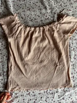 Ribbad tshirt från Gina tricot, ser väldigt grå ut på bild men är gammaldags ros i verkligheten. Stl L men skulle säga att den passar de flesta 