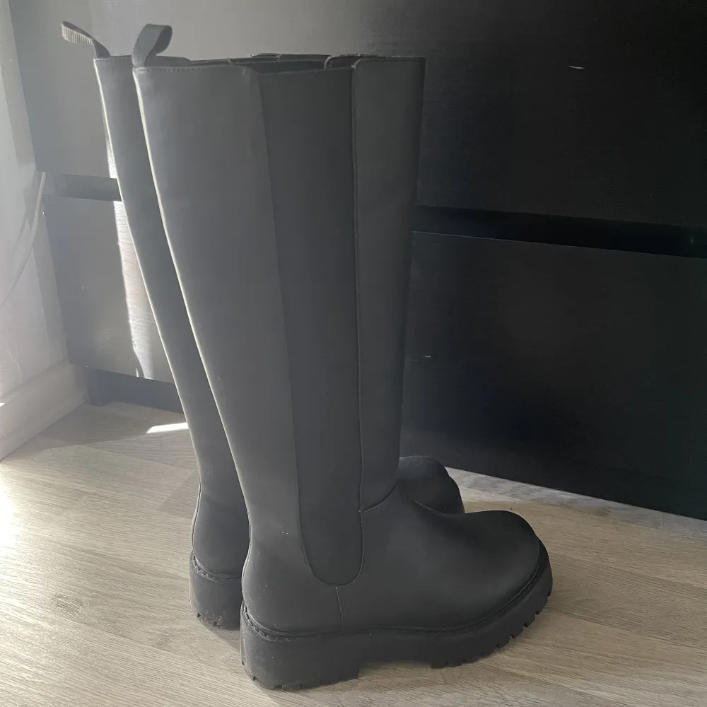 Säljer nu mina knähöga boots från Monki. Använda två gånger och de var till begravningar så de är i nyskick. . Skor.