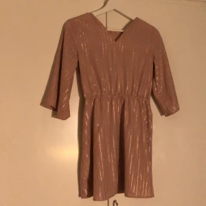 Rosa klänning - 💗Rosa klänning med smala guldiga ränder💗 Använts 2 ggr, väldigt fin från Lindex. Köptes för 350kr!