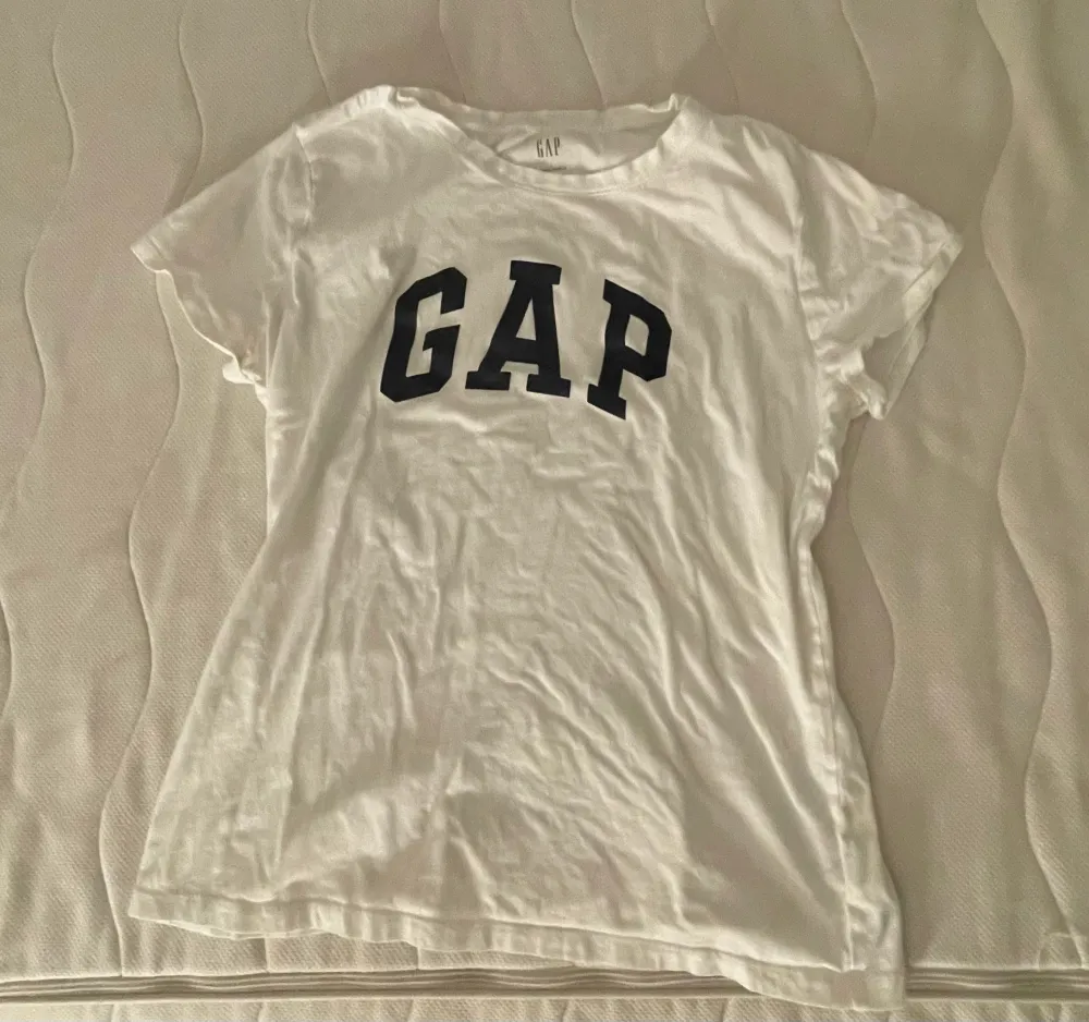 Jätte fin vit gap t-shirt med mörkblå text som jag säljer eftersom att den inte kommer till användning💘. T-shirts.