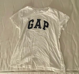 Gap t-shirt - Jätte fin vit gap t-shirt med mörkblå text som jag säljer eftersom att den inte kommer till användning💘
