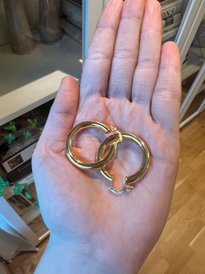 Guldfyllda Stora Trendiga Hoops Bra skick - Guldfyllda Stora Trendiga Hoops Bra skick