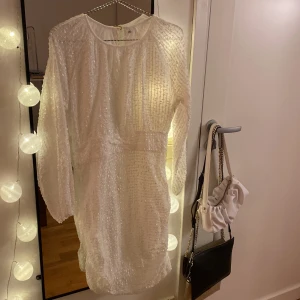 Vit klänning från shein - Säljer en vit klänning från shein då den är för stor för mig. Är lite mindre i storleken så skulle säga att den mostsvarar storlek M . Aldrig använd och är i bra skick. Köparen står för frakten!