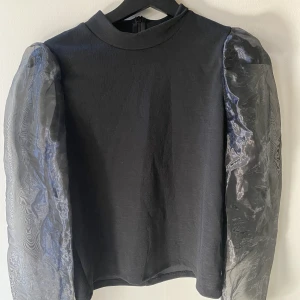 Tröja  - En fin, svart topp med långa meshärmar. Toppen kommer från pieces och är i storlek xs. Den har dragkedja i ryggen och är endast använd ett fåtal gånger.✨🤍