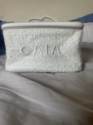 Caia necessärer  - Caia necessärer från 2022s julkalender! Aldrig använd. Så i väldigt bra skick. Har så många necessärer så säljer iväg denna! Säljer för 150kr plus frakt. Frakt 60kr så snabb affär 200kr ink frakt 