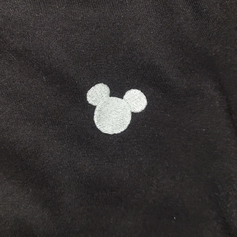 Supergullig sweatshirt från H&M x Disney i storlek XS. Den är inte fodrad inuti. Säljer då den inte passar längre. Kan fraktas, men köparen står för frakten 🩶. Hoodies.