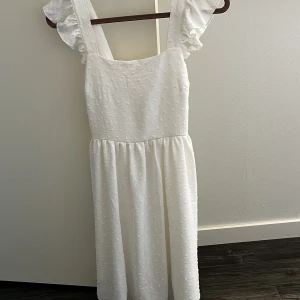 Söt klänning  - Säljer min söta klänning från shein är i storlek XS/S finns ingen lapp på den, den är ifrån shein och köptes för 179 och säljer för 80kr har använts 1 gång ❤️