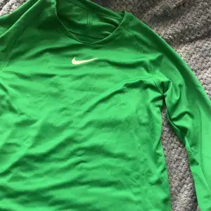 Grön långärmad nike tröja använd 1 gång 