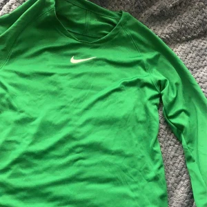 Grön Nike tröja  - Grön långärmad nike tröja använd 1 gång 