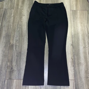 Kostymbyxor bootcut - jättefina svarta kostymbyxor lite korta på långa tjejer, sitter litet för storleken, fakefickor