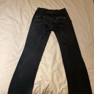 Svarta Juicybyxor - Jag säljer mina juicybyxor i strl S då jag helt enkelt inte använder dem längre. Dem är inte använda ofta och de har inte heller några defekter. Om du vill ha fler bilder eller info är det bara att skicka❣️Du står för frakten! (Swish)pris går att diskutera