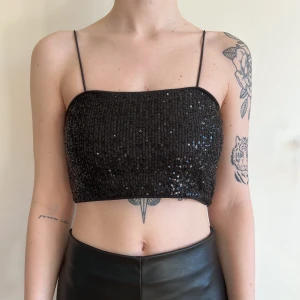 Crop top med paljetter  - Crop top med paljetter från H&M, storlek S. Använd 1 gång. 