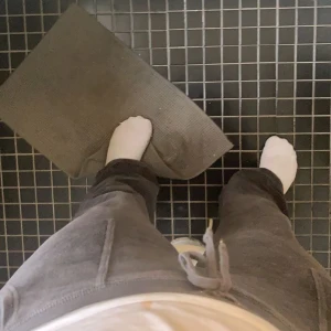 Gamla juicy couture byxor - Hej! Finns det nån här som skulle vilja köpa mina Juicy byxor? Dom är mörkgråa och i gammal modell🙈 Alltså är dom lågmidjade. Med fickor på rumpan. Dom är helt hela, alltså alla knappar och allt sånt kvar men det känns att dom är ett par år😋 Tar bara swis