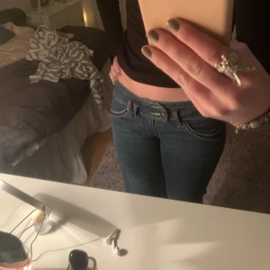 Lågmidjade bootcut jeans  - SÅ snygga och unika lågmidjade bootcut jeans! Köpta på en second hand i Köpenhamn och har så fin detalj vid knäppet. Långa på mig som är 168! 🙌🏼