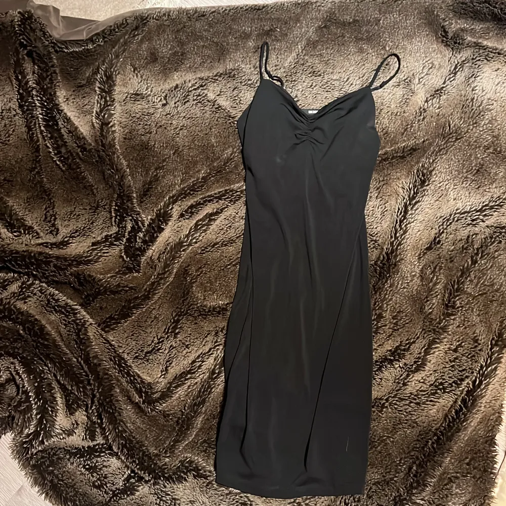 Tajt svart klänning i väldigt skönt och stretchigt material!  Endaste nevöns 1 gång! Passar XS/S. Klänningar.