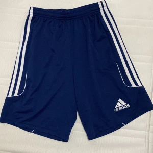 Adidas shorts - mörkblåa träningsshorts från adidas i väldigt bra skick! De passar storlek XS och S bekvämt