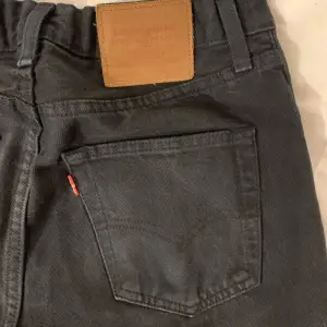 Levis jeans köpta second hand. Har sytt in en resår i midjan (kan skicka bild om intresserad) då de var förstora på mig men den kan enkelt klippas bort. I herr model 501.
