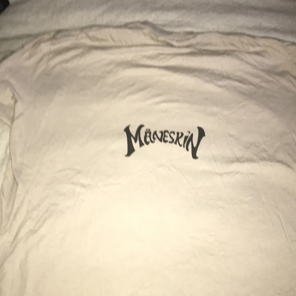 En måneskin tröja köpt i somras på deras konsert i Stockholm, använd en gång.. T-shirts.