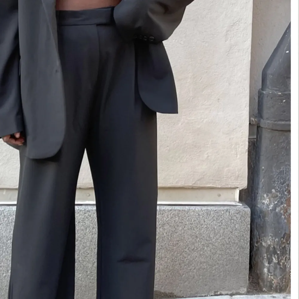 Svarta kostymbyxor i storlek s, den vanliga längden, använda men väldigt fint skick o inga defekter. Säljer pågrund utav att de är för små för mig. Nypris 1500  Hör av dig om du har några frågor💕. Jeans & Byxor.