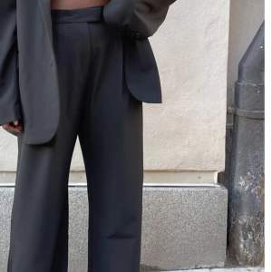 Svarta kostymbyxor i storlek s, den vanliga längden, använda men väldigt fint skick o inga defekter. Säljer pågrund utav att de är för små för mig. Nypris 1500  Hör av dig om du har några frågor💕