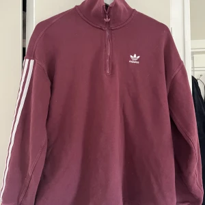 Adidas tröja  - Vinröd, blekfläckar på sidan av magen 