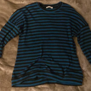 Fin randig tröja! - Passar bra för mig som har storlek S/M, jätte mjuk och skön!