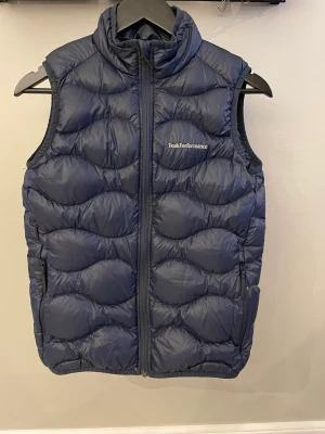 Peakperformence Väst 160 - Peakperformence väst. Köpt för 1200kr mitt pris 300kr 9/10 skick. Storlek 160. Snabb affär