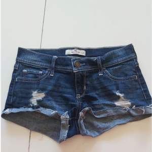 Low rise midi shorts Använda ett fåtal gånger  Säljer för dem är för små Passar någon som har xs-s 