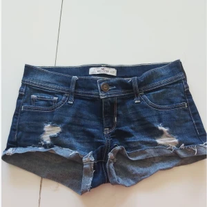 Hollister shorts - Low rise midi shorts Använda ett fåtal gånger  Säljer för dem är för små Passar någon som har xs-s 