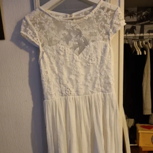 Studentklänning - Superfin student/avslutningsklänning från Nelly, endast använd 3 gånger Storlek 38 men passar även mig som har 36