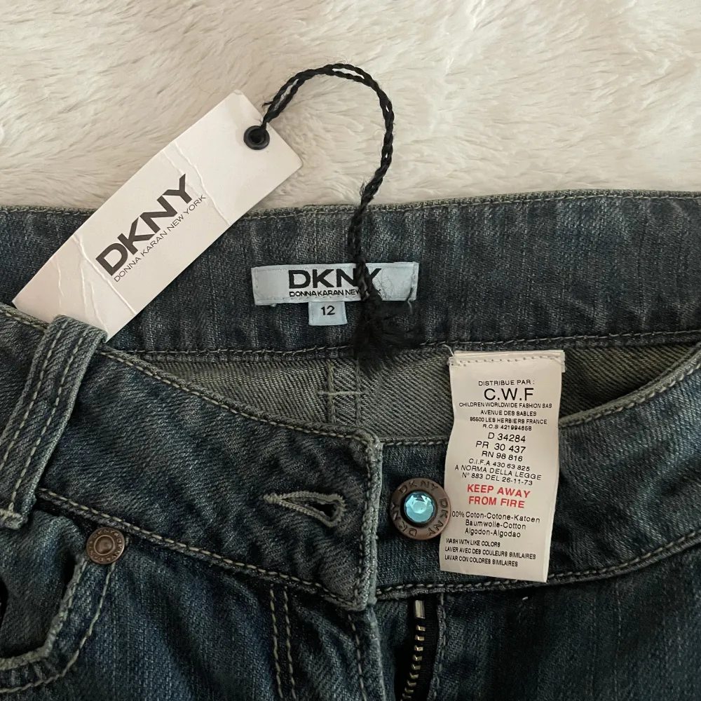 lowwaist jeans från  DKNY som aldrig kom till användning midje mått- 34 inner- 76 passar . Jeans & Byxor.