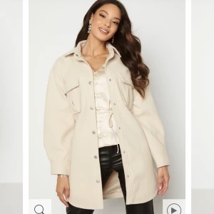 Kappa - Säljer denna kappan jag köpte här på Plick men som jag inte riktigt tycker är min stil längre. Den är ifrån bubbleroom och nypris är 699kr. Skicket är 10/10💕‼️Kom privat för bild på den osv