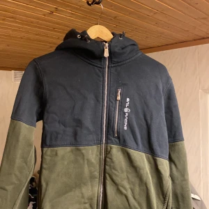 Sail racing zip hoodie (grön och svart) - Säljer min sailracing hoodie för den blivit för liten. Skick 9/10 inga fläckar och den är inte sliten eller har hål för inte jätteandvänd. Pris kan diskuteras 